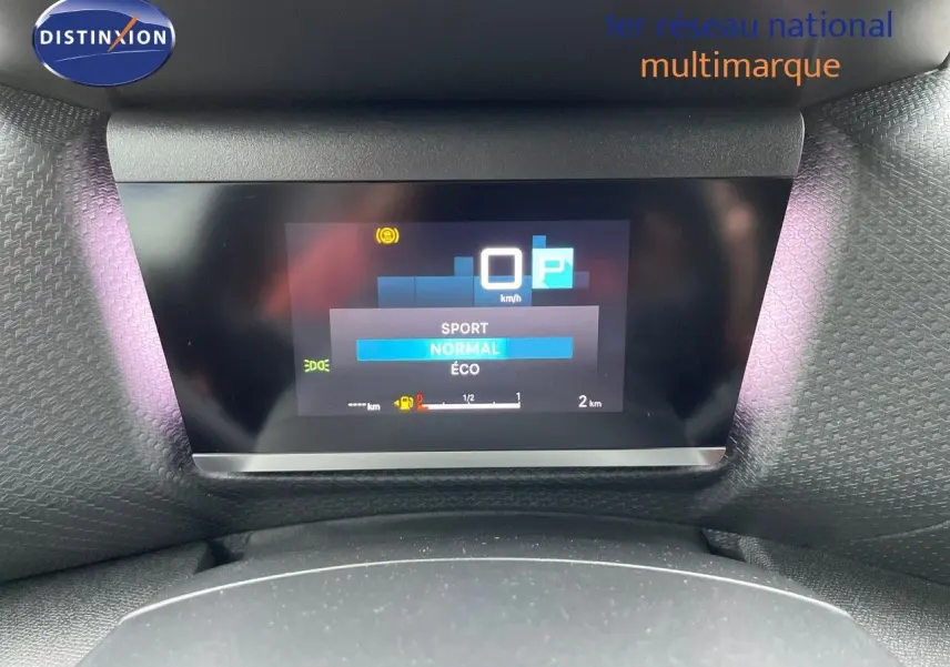 Affichage numérique du tableau de bord de la Citroën C4 2024 montrant les modes de conduite Sport, Normal et Éco.