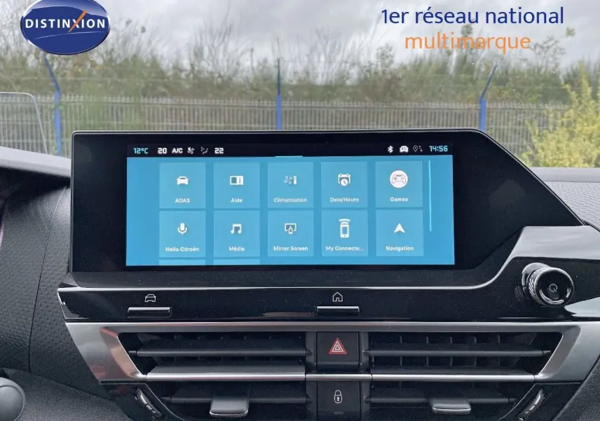 Écran tactile central du tableau de bord de la Citroën C4 2024 affichant les options de climatisation et navigation.