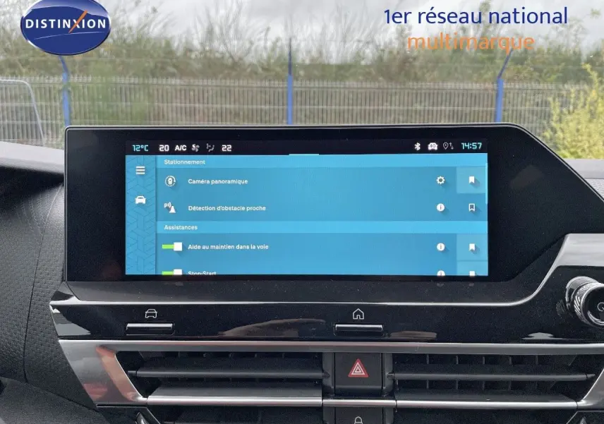 Écran tactile central affichant les aides à la conduite dans l'habitacle d'une Citroën C4 gris platinium 2024.