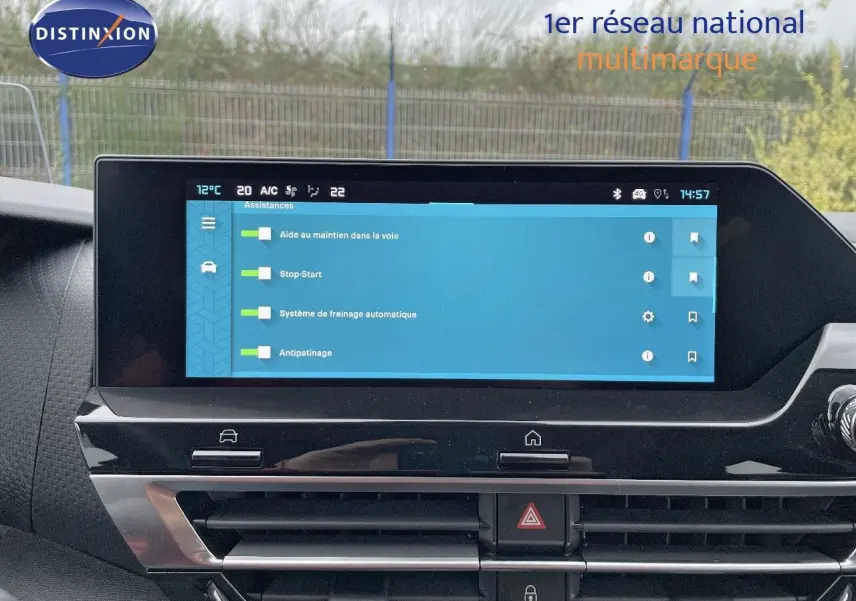 Écran tactile central du tableau de bord de la Citroën C4 2024 gris platinium, affichant les aides à la conduite.