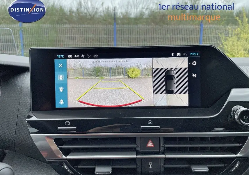 Écran central de la Citroën C4 2024 montrant la caméra de recul et l'affichage 360° en intérieur noir.