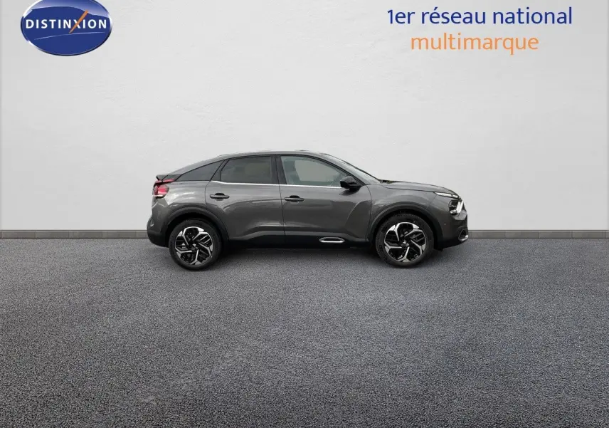 Profil droit d'une Citroën C4 2024 gris platinium métal avec jantes bi-ton et lignes fluides modernes.