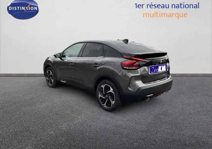 Citroën C4 gris platinium métal vue 3/4 arrière côté gauche avec jantes bi-ton et feux LED distinctifs.