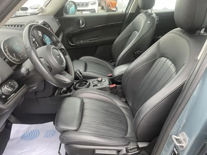 Intérieur noir cuir du MINI Countryman Cooper 136 2021, vue côté conducteur avec tableau de bord et console centrale visibles.