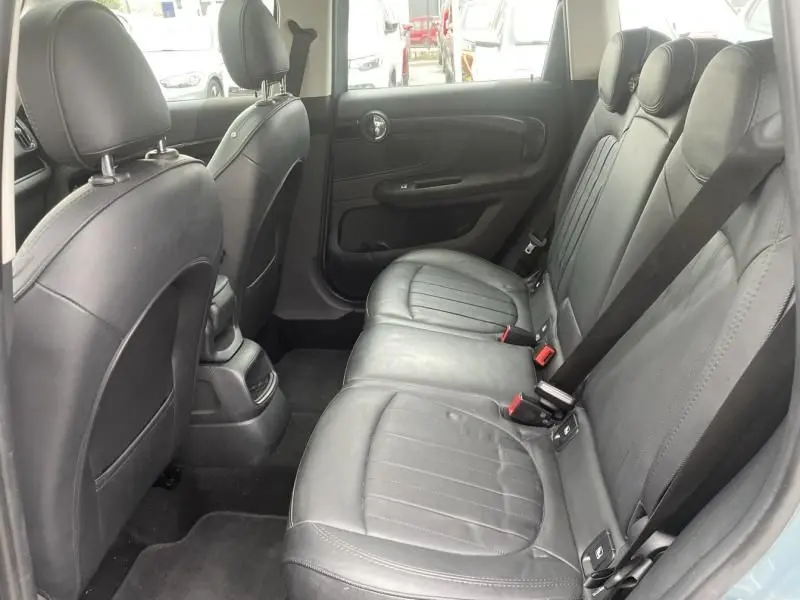 Vue intérieure côté droit des sièges arrière en cuir noir du MINI Countryman Cooper 136 gris, modèle 2021.