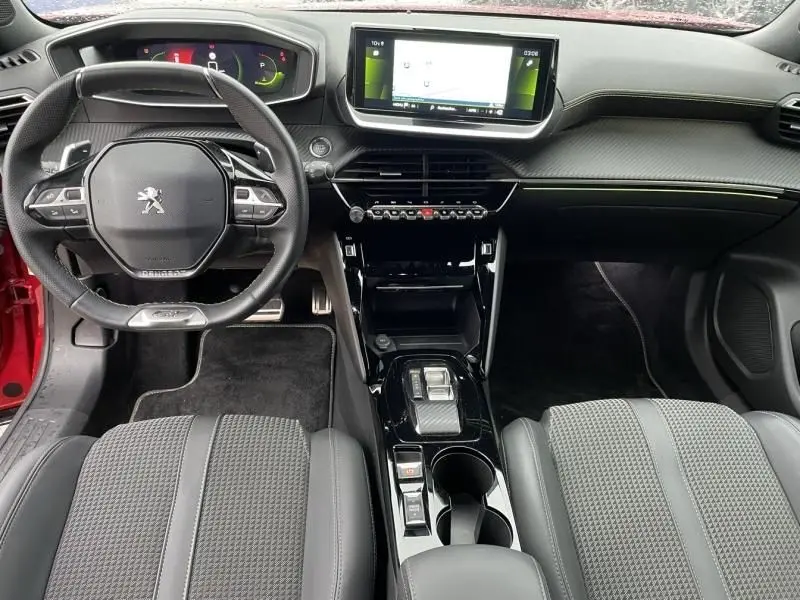 Vue intérieure avant du Peugeot 2008 130 GT-LINE 2022 avec tableau de bord moderne et volant compact noir.