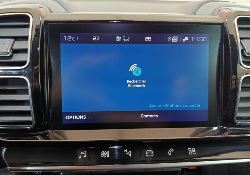 Écran tactile central du tableau de bord du Citroën C5 Aircross Hybrid blanc, affichant la recherche Bluetooth.