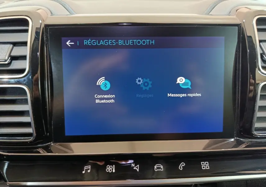 Écran tactile central du tableau de bord du Citroën C5 Aircross Hybrid blanc, affichant les réglages Bluetooth.