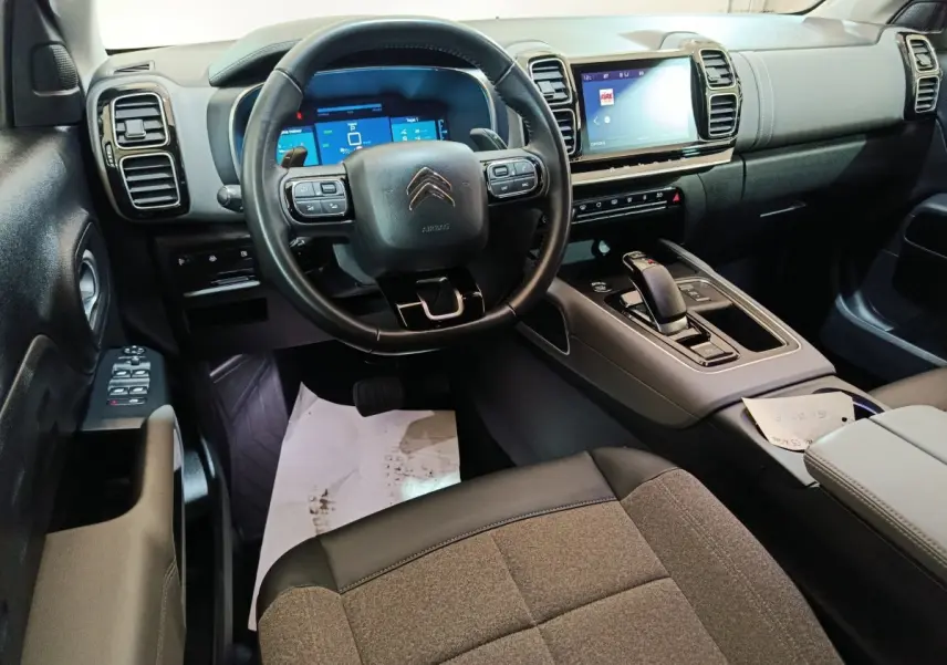 Vue intérieure côté conducteur du Citroën C5 Aircross Hybrid avec tableau de bord numérique et écran tactile central.