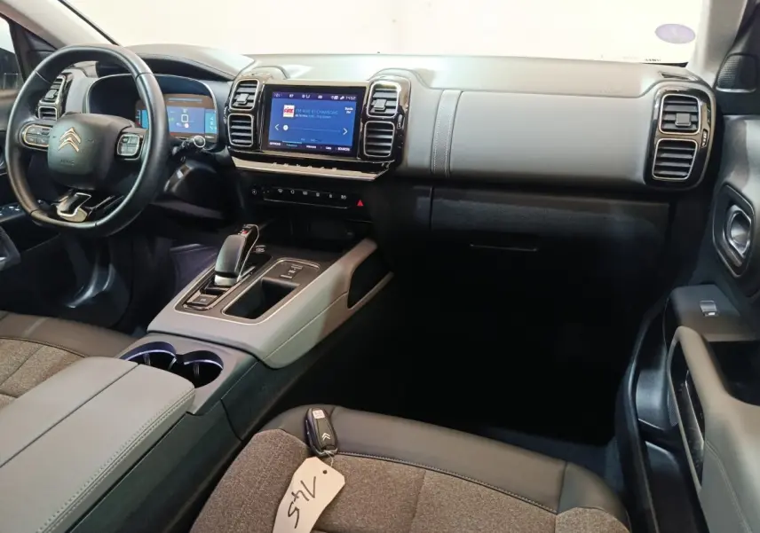 Intérieur avant droit du Citroën C5 Aircross Hybrid blanc 2021, tableau de bord avec écran tactile et volant multifonctions.