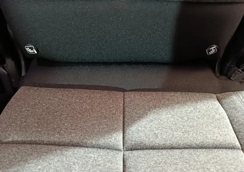 Détail de la banquette arrière rabattue en tissu gris du Citroën C5 Aircross Hybrid blanc, vue intérieure rapprochée.