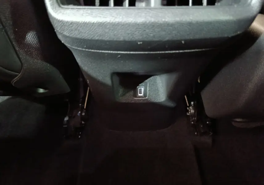 Prise USB arrière sous la console centrale du Citroën C5 Aircross Hybrid blanc, vue intérieure centrée.