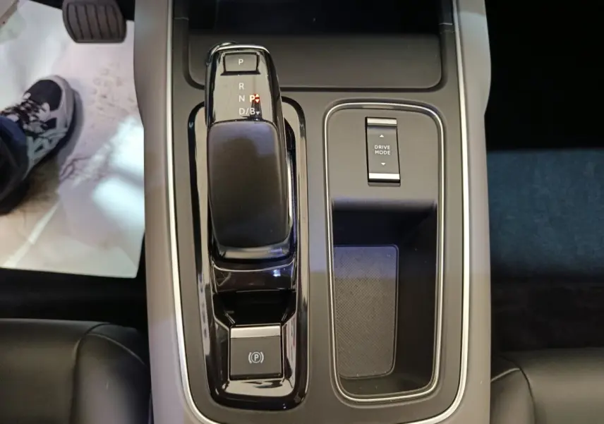 Vue rapprochée de la console centrale avec levier de vitesses et bouton Drive Mode du Citroën C5 Aircross Hybrid blanc.