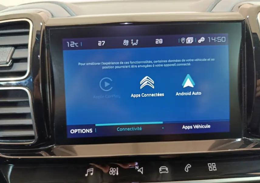 Écran tactile central du tableau de bord du Citroën C5 Aircross Hybrid affichant les options Apple CarPlay et Android Auto.