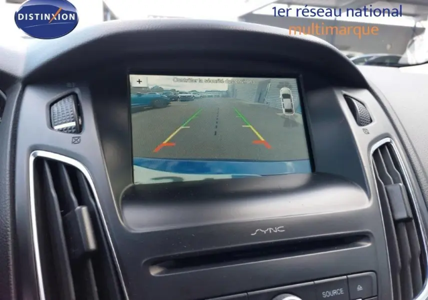 Vue rapprochée de l’écran tactile central du Ford Focus SW 2018 montrant la caméra de recul avec l’interface SYNC.
