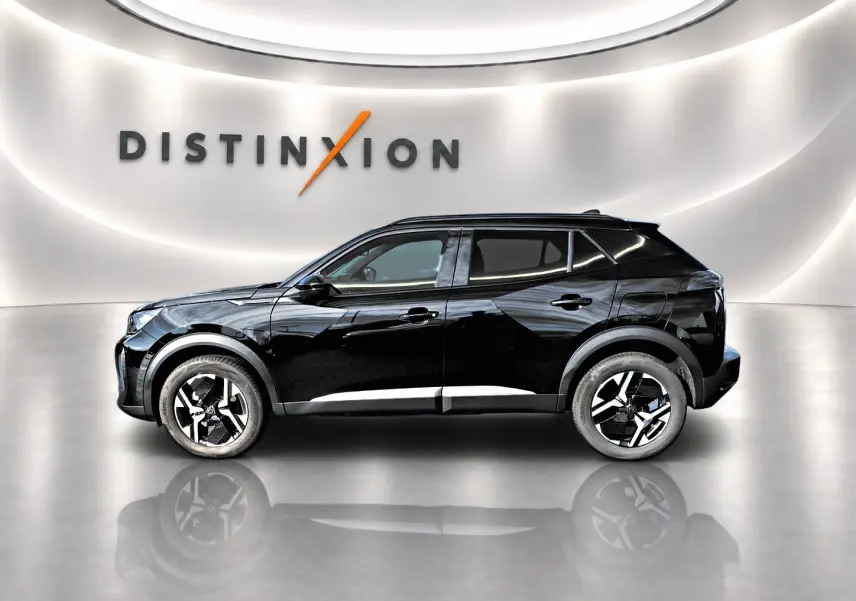 Profil côté gauche d’un Peugeot 2008 noir brillant 2025 avec jantes alu et barres de toit, en studio lumineux.