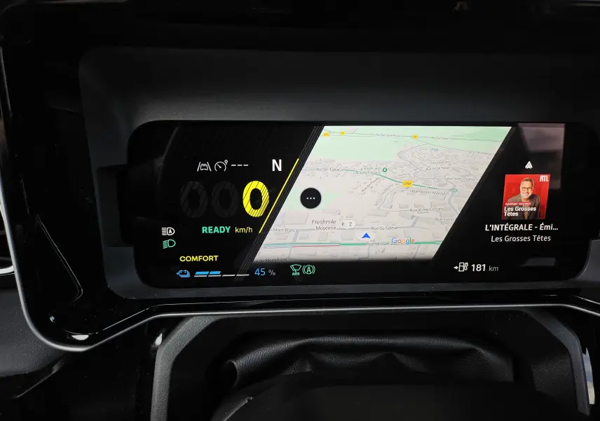 Tableau de bord numérique de la Renault R5 électrique 2025, affichant navigation, vitesse et état batterie.
