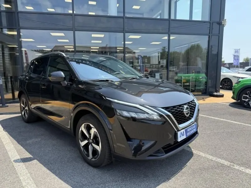 Nissan Qashqai noir 2023 en 3/4 avant droit, avec calandre chromée et jantes alliage distinctives.