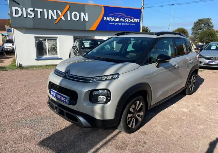 Vue 3/4 avant droit d'un Citroën C3 Aircross beige avec toit ouvrant panoramique et jantes alliage 17 pouces.