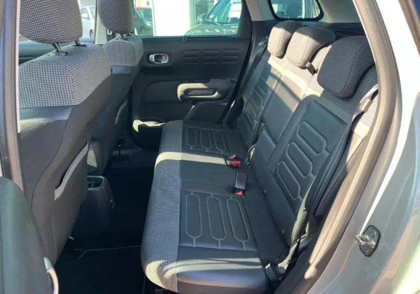 Vue intérieure côté droit des sièges arrière en cuir et tissu gris du Citroën C3 Aircross beige 2019.