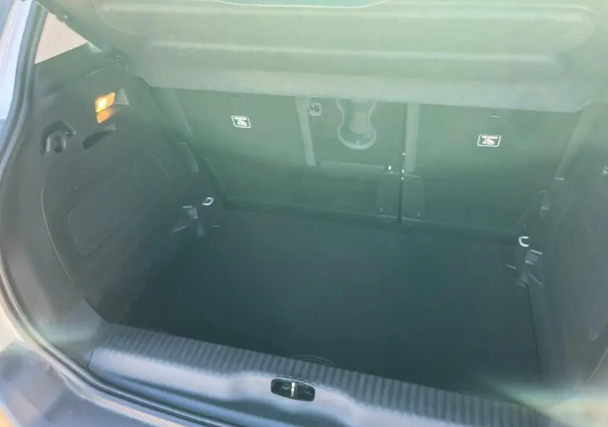 Coffre ouvert d'une Citroën C3 Aircross beige, montrant l'espace de chargement et l'attelage col de cygne.
