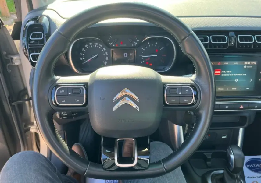 Vue centrée sur le volant cuir de la Citroën C3 Aircross 2019 avec tableau de bord et écran tactile visible.