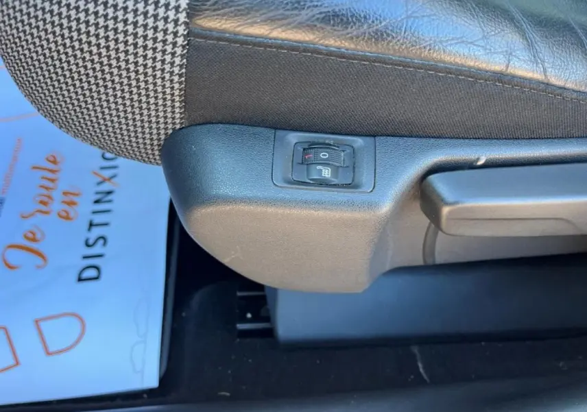 Gros plan sur le réglage du siège chauffant côté gauche avec garnissage mixte cuir et tissu du Citroën C3 Aircross beige.