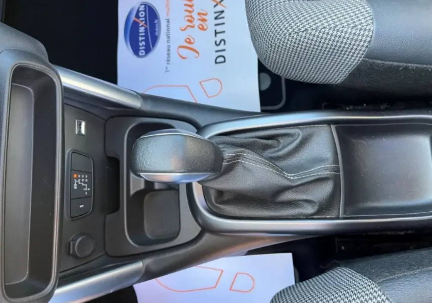 Le levier de vitesse automatique noir et argenté de la Citroën C3 Aircross 2019, vu de dessus entre les sièges avant.