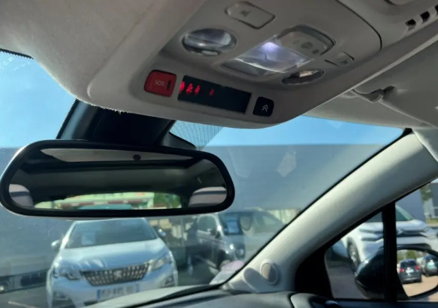 Vue intérieure du toit ouvrant panoramique et du rétroviseur central du Citroën C3 Aircross beige 2019 Shine.