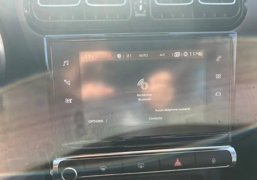 Écran tactile central du tableau de bord de la Citroën C3 Aircross 2019 avec commandes climatisation et navigation.