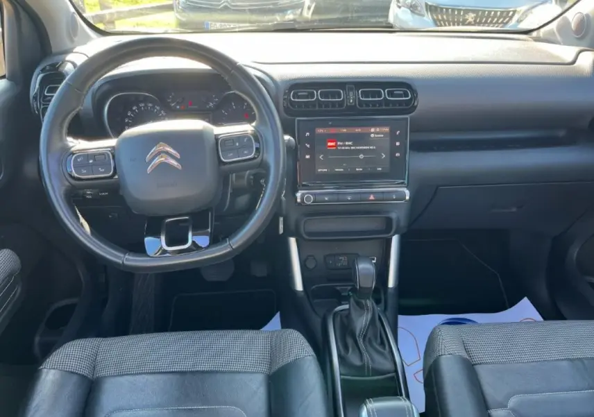 Vue intérieure avant du Citroën C3 Aircross 2019, tableau de bord noir avec écran tactile et volant multifonction.