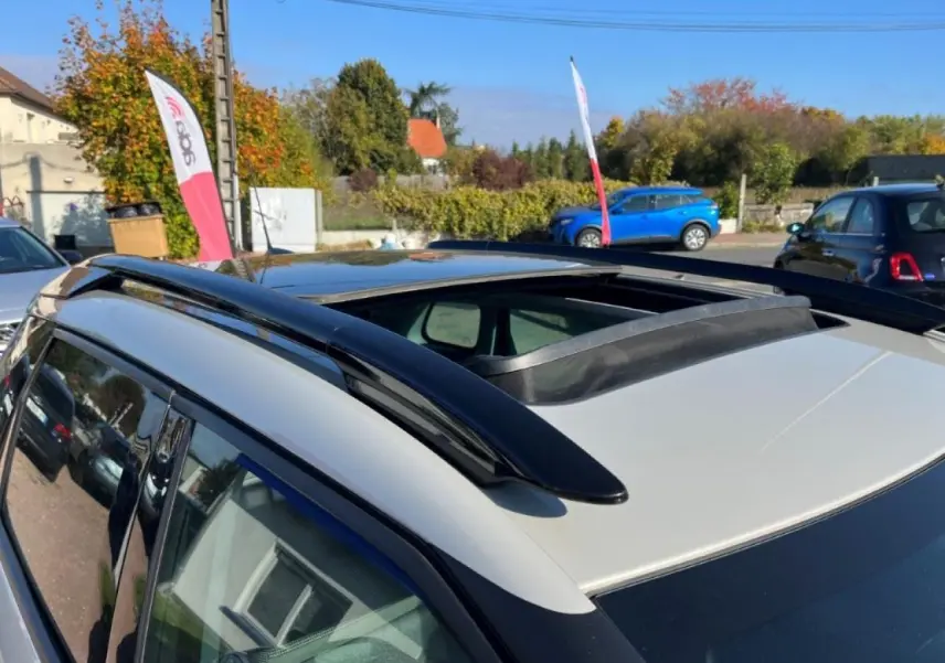 Toit ouvrant panoramique ouvert sur le dessus d'un Citroën C3 Aircross beige vu de trois quarts arrière droit.