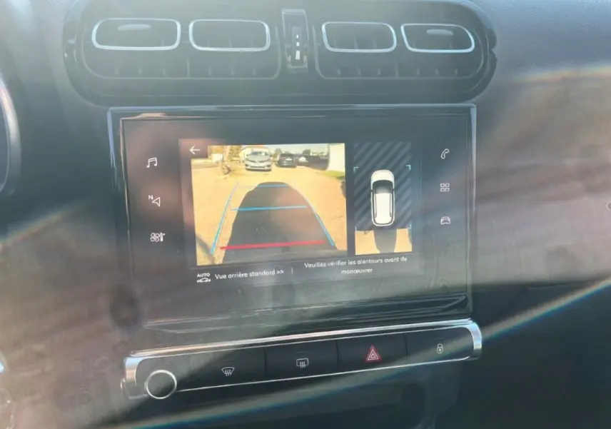 Écran tactile intérieur de la Citroën C3 Aircross 2019 montrant la caméra de recul avec vue arrière standard.