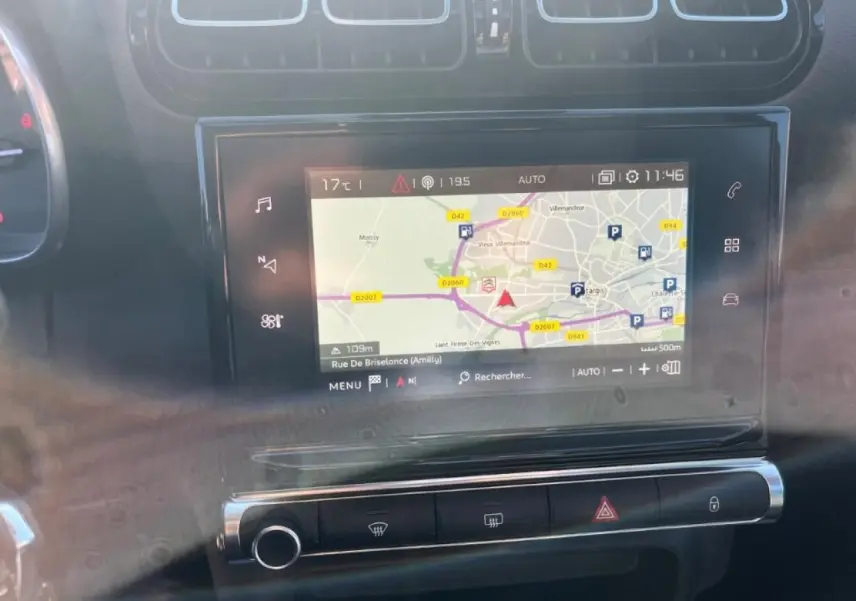 Gros plan sur l'écran tactile du système de navigation de la Citroën C3 Aircross 2019, intérieur noir.