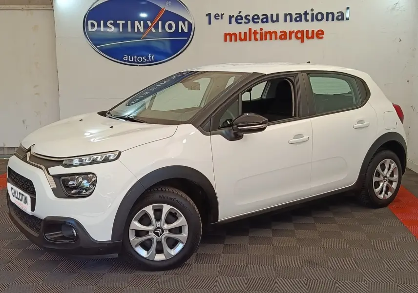Citroën C3 blanche vue de profil droit en intérieur, avec jantes alliage et détails noirs contrastants.
