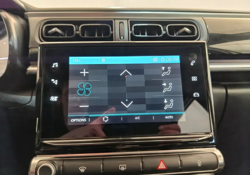 Écran tactile central de la Citroën C3 2020 affichant les réglages de climatisation, entouré de commandes et aérateurs noirs.