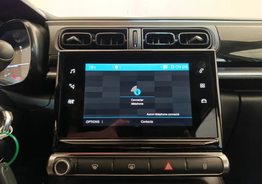 Vue rapprochée de l’écran tactile central et des commandes de la planche de bord d’une Citroën C3 blanche 2020.