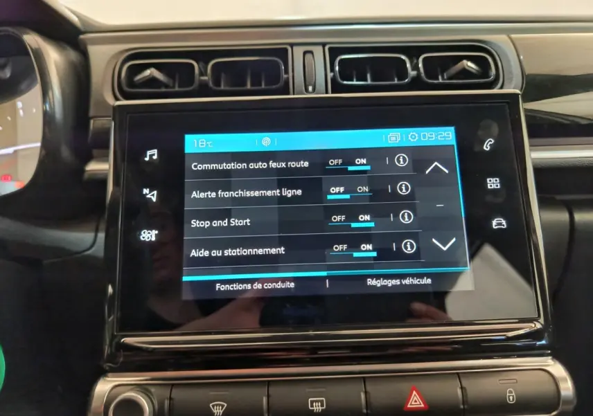 Écran tactile central de la Citroën C3 blanc, vue rapprochée du tableau de bord avec réglages activés.