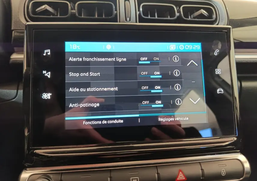 Écran tactile central de la Citroën C3 blanc, affichant les réglages d’aide à la conduite, vue rapprochée intérieure.