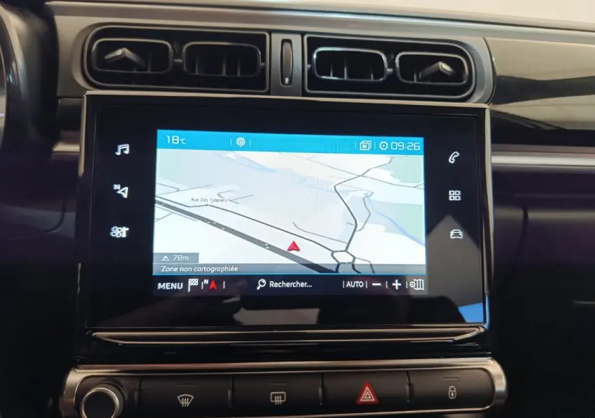 Écran tactile central du tableau de bord de la Citroën C3 PureTech 83 blanc, affichant la navigation 3D.