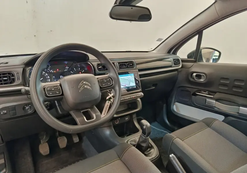 Intérieur de la Citroën C3 blanc, vue côté conducteur, tableau de bord avec écran tactile et volant multifonctions.