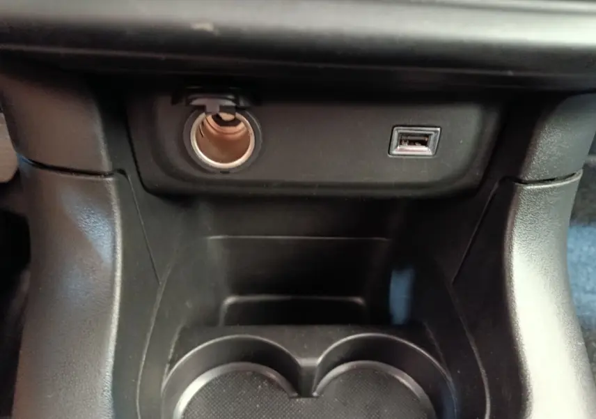 Prise 12V et port USB au centre de la console avant d'une Citroën C3 blanche, version Feel Business 2020.