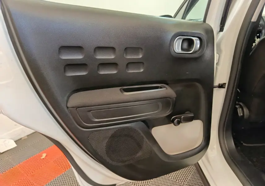 Vue intérieure de la porte arrière droite noire et blanche d'une Citroën C3 blanche de 2020.