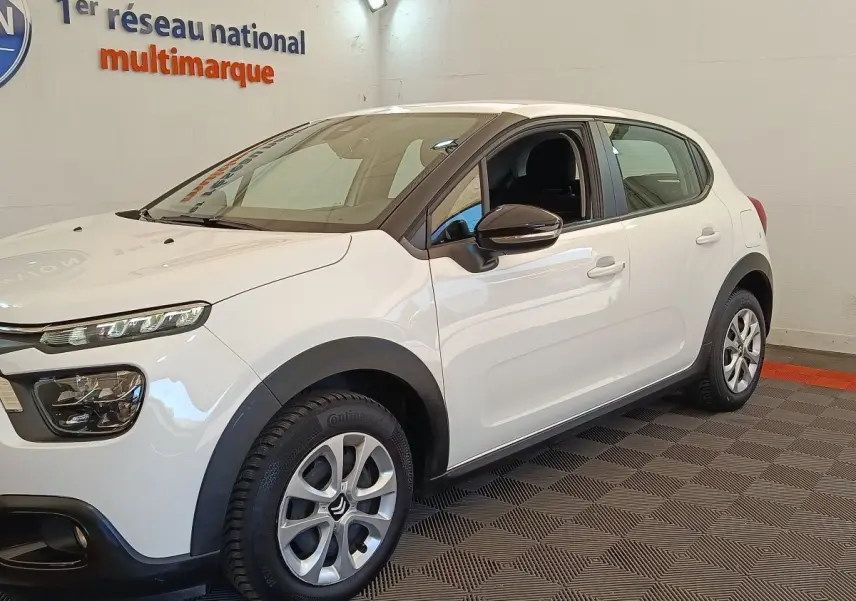 Vue 3/4 avant droite d'une Citroën C3 blanche 2020 avec jantes alliage et rétroviseurs noirs.