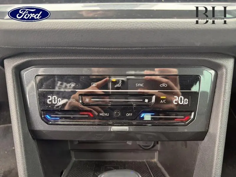 Détail de la console centrale du Volkswagen Tiguan 1.5 TSI 2021 montrant la commande de climatisation automatique avec affichage digital.