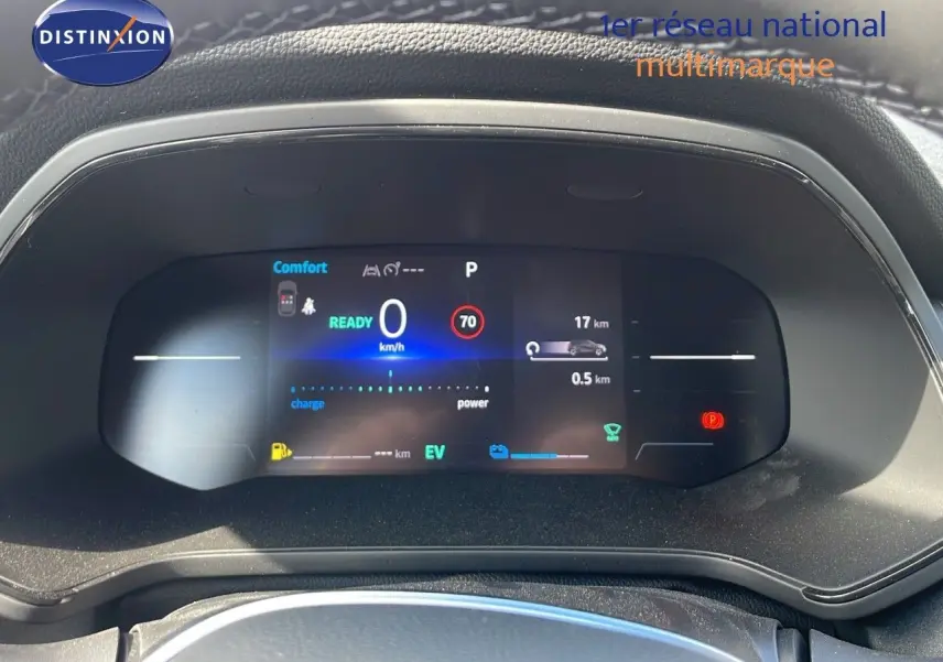 Tableau de bord numérique du Renault Captur 2025, affichage de la vitesse et mode hybride en vue frontale.