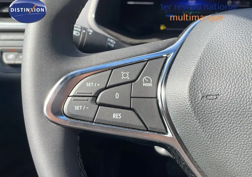 Gros plan sur les commandes au volant côté gauche du Renault Captur 2025, finition noire étoile métal avec inserts chromés.