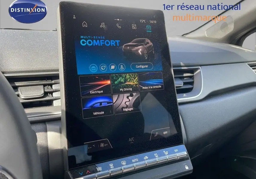 Vue intérieure centrée sur l'écran tactile du tableau de bord du Renault Captur 2025, finition technologie.