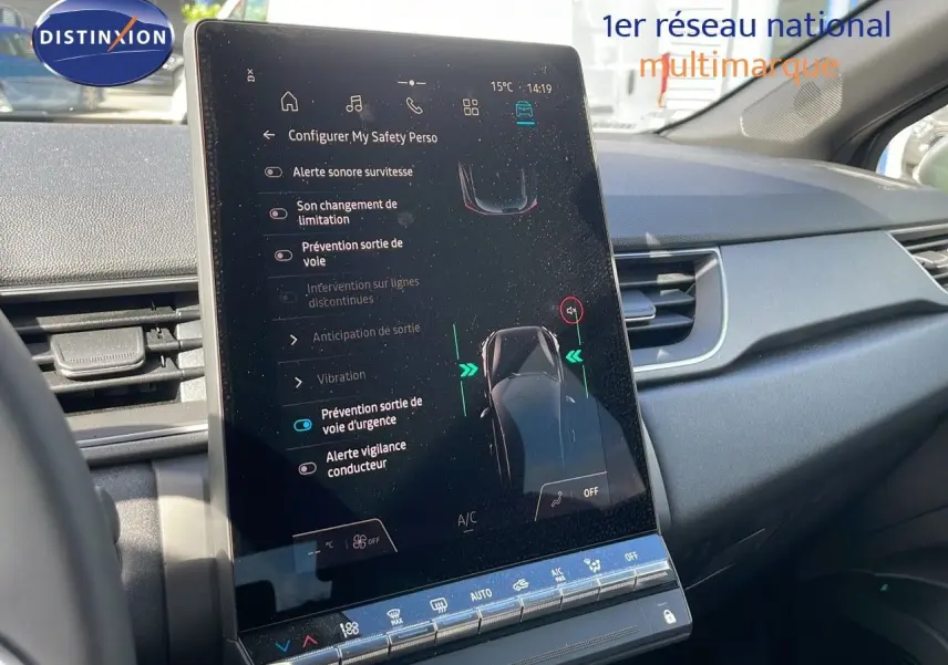 Vue intérieure centrée sur l'écran tactile du tableau de bord du Renault Captur 2025, affichant les aides à la conduite.