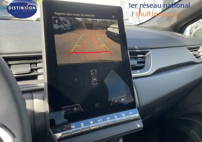 Écran central tactile affichant la caméra de recul dans l’habitacle d’un Renault Captur 2025 noir étoile métal avec toit gris.
